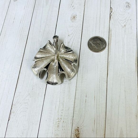 VTG Sarah Coventry Leaf Brooch - Picture 1 of 3